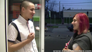 Gyors és vad dugás a lila hajú ribanccal