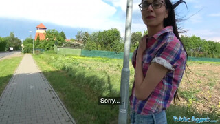 Félénk tinilány a réten: A titkos ügynök durva kezei között
