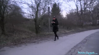 Alicia Wild: A szexi ügynök, aki nem csak a fegyverét mutatja meg