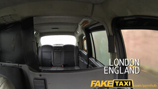 A bárpult mögötti táncosnő: egy éjszaka a FakeTaxi sofőrjével