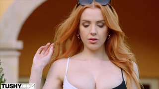 Scarlett Jones mélyen a seggébe kapja