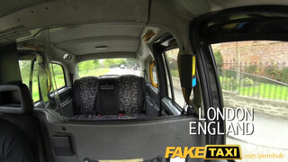Forró tinédzser a FakeTaxi kamera előtt: vad és buja mutogatás