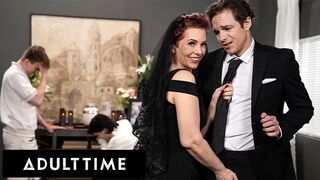 Szexi tetovált nagymami Ruby Lynne lebukik egy forró légyott közben temetésen!