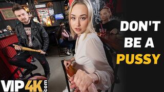 Bátor szőke pornósztár dugja idegen férfit a bárban