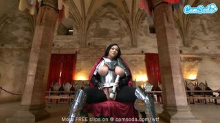 Ashlyn Peaks lovagpáncélos cosplayben csiklandozza magát varázspálcával