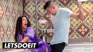 A dögös szobalány Jade Presley feltakarítja a szobát és mohón szívja a kemény farkat a forró hotelben