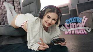 Kis tini csaj Aria Banks rátalál magas mostohabátyjára, Chris Epicre, amint a szobájában simogatja a kemény farkát