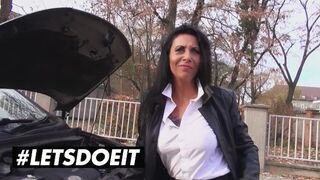 Lady Paris dús keblei reszketnek a szabadban vadul tomboló farkasütés hevében
