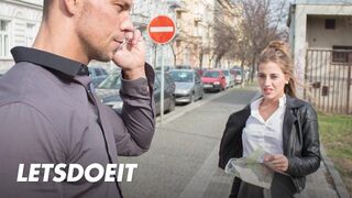 Lenyűgöző turista Silvia Dellai mélyen megdugva egy helyi srác által