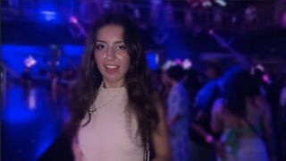 Szarvas csaj megegyezett a klub wc-jében egy vad, forró dugásra