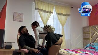 Egyedül maradok a tesóm dögös barátnőjével, és nyersebben szexelünk, a pinájába lövöm a cumomat