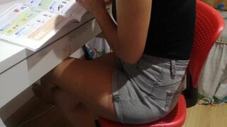 Fizetségért simogatom a takarítónőt, és ő mohón szopja le