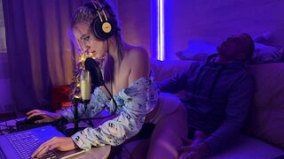 A mostoha fia lüktetve feltölti a csatakos, vágyakozó mostohaanyját, bosszúból a videójáték streamjének megzavarásáért