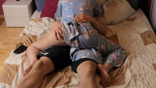 Mostohaanya rajtakapta mostohafiát a pornónál, és lázasan segített neki hamar elélvezni