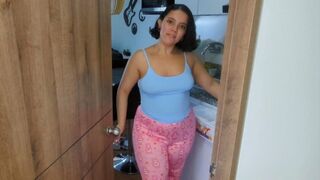 Megcsábítom a hotel alkalmazottját, és mennyei élvezettel jutalmazom meg a segítségét