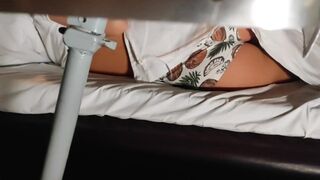 A vonaton nyilvánosan elbaszza a házas társát, miközben producerként mutatkozik be