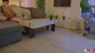Mostohaanya vágyakozva nyalja mostohafia kemény farkát, miközben titokban seggbe dugatja a férje tudta nélkül