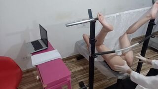 Vörös tini amatőr szétnyílik a perverz nőgyógyász előtt