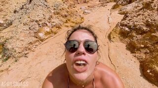 Erős sárga pisi kortyolgatása a zsúfolt strandon, majd forró arcfröcskölés Brazília homokos partjain