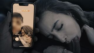Tini csaj megcsalja párját és mohón szívja a hatalmas farkát