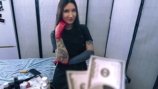 Dugós nővér latex kesztyűben segédkezik a betegének forró spermamintás adásában
