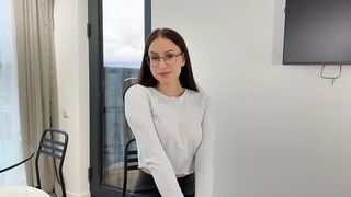 Forró Ava tűzrőlpattantul harcol az állásért, és megtölti a száját forró lövésekkel
