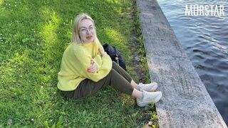 Webkamerás csaj parkban szopik a pénzéért