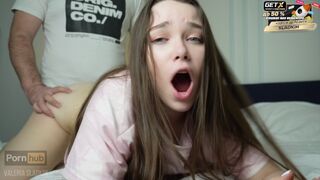 Elkapta a mostohatestvérét, ahogy masztizik, és meglepődött két kemény farkon - Valeria Sladkih