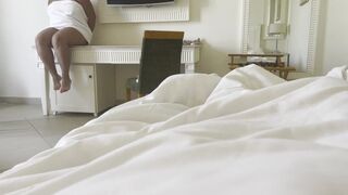 Mostohaanya osztozik az ágyon mostohafiajával egy hotelszobában