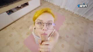 Mostoha testvér rajtakapta húgát a szakadt leggingben edzés közben, és képtelen volt ellenállni a kísértésnek, hogy meghágja