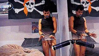 Szenvedélyes rajongó kényezteti magát, hogy élvezzen a videójánál