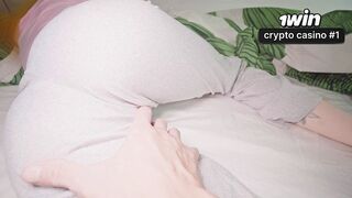 A szomszédom felébresztett, hogy keményen megbassza édes, vágyakozó lyukaimat