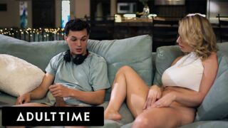 Adult Time exkluzív - Forró MILF rajtakapja mostohafiát a kézimunkánál és beleveti magát