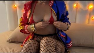 UFO behatol a dögös Harley Quinn piros mikro bikinijébe, minden lyukát kitölti