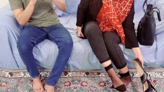 Forró MILF vadul szexel idegennel, miközben a férje telefonján leskelődik