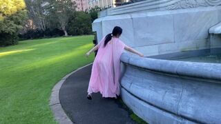 Hájas ázsiai amatőr csaj hatalmas seggét döngölik kutyában, mélyen beleélvezve