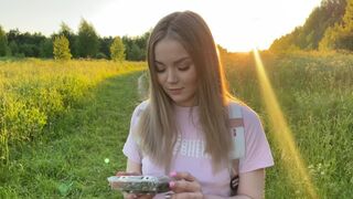 Fiatal feleség hűtlenkedik az erdésszel minden nyílásban, cuckold izgalom