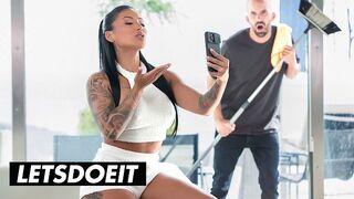 Forró Latina MILF Mariana Martix Vadul Átélve az Asszisztens Pásztorítását a LetsDoeIt Csatornán