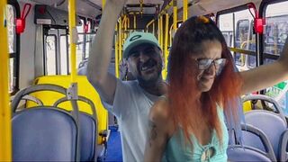 Idegen iskolás lányt élvezettel dugják a buszon!