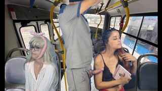 Perverz a buszon nyilvánosan dörzsölődik a női testekhez!