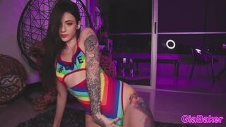 Gia Baker forró tánca és szenvedélyes önélvezete a kamerán