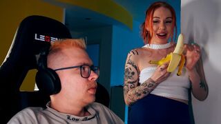 A férj elmerült az új játékszerében, miközben a tini vörös kitartóan szívogatja le