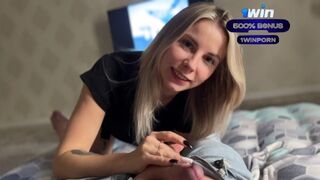 Amatőr szőke bombázó vadul dolgozik a hatalmas farkon