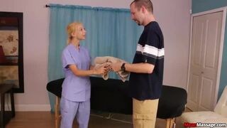 Szőke tini vad orgazmust ígér a vendégének a Nookiesban