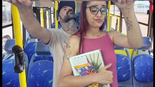 Egy idegen szexuálisan meghódítja a tinilányt a zsúfolt buszon
