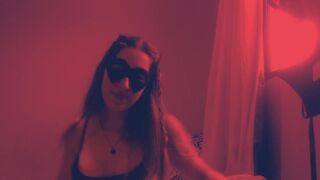Fiatal cosplay lány élvezettel maszturbál a tanár útmutatásával - 2. rész