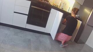 Dögös feleség a szomszéddal dug a konyhában - igazi megcsalás