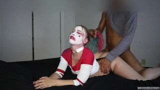 Harley quinn keményen szopja a hatalmas faszt és lovagol rajta beleélvezésig éjszakai változatban