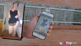 Szomszédjával forgat forró videót egy rászoruló anyuka a FaKings csatornánál amatőr szenvedéllyel