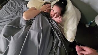Két kis mellű fekete hajú lányra pisil az ágyban majd pisi áztatta bugyijukban csókolóznak